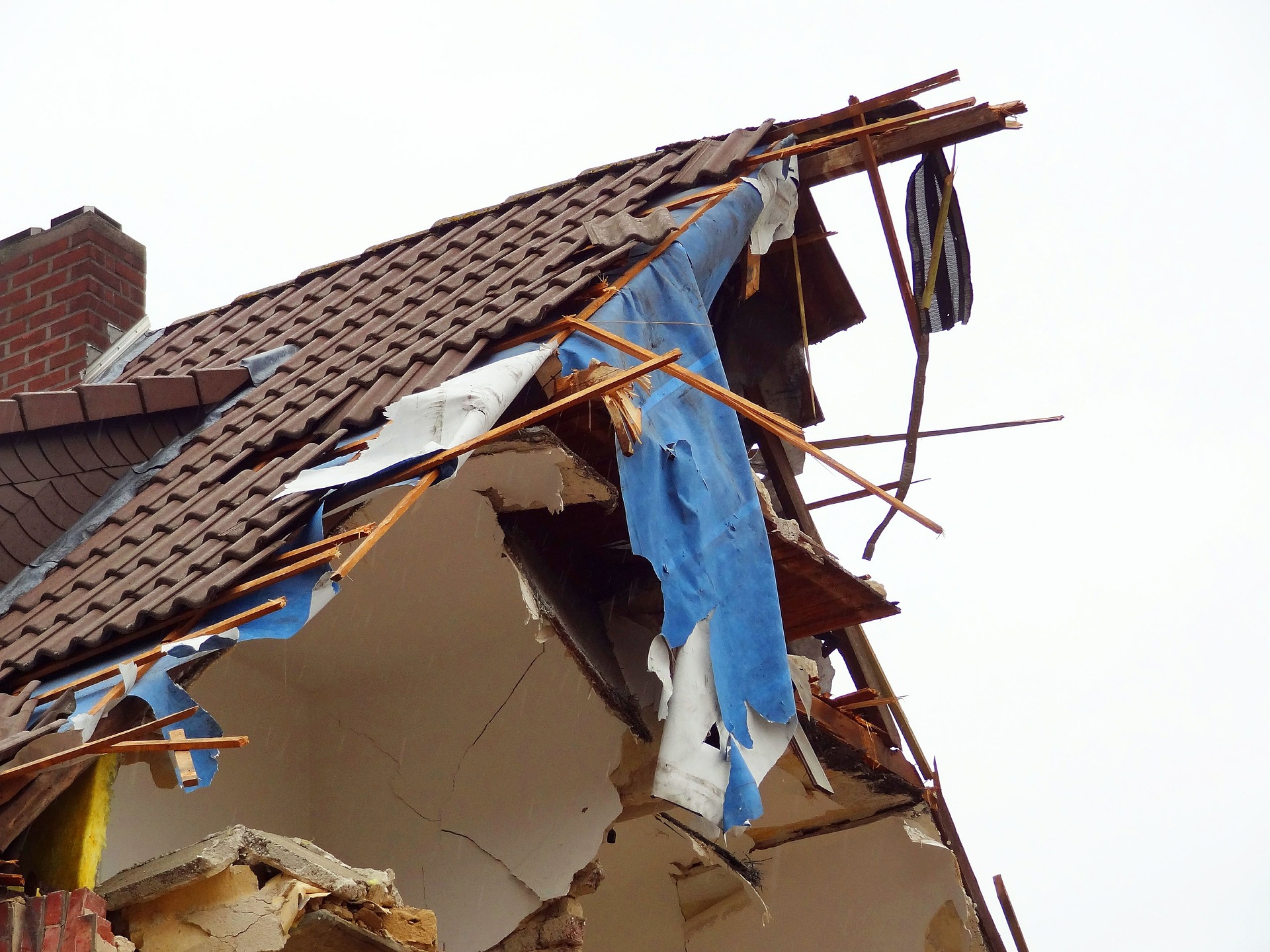Zdjęcie uszkodzonego domu